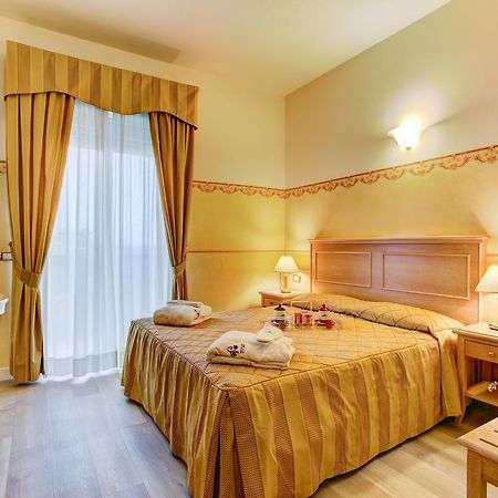 Hotel Byron Rimini Esterno foto