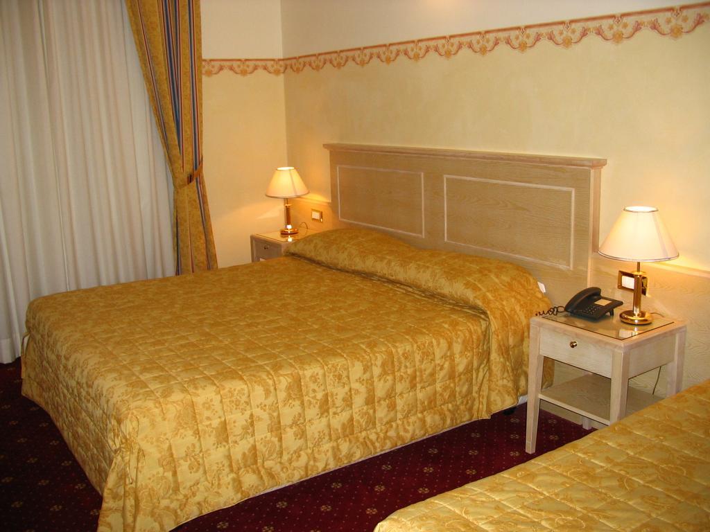 Hotel Byron Rimini Esterno foto