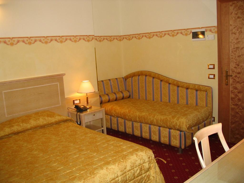 Hotel Byron Rimini Esterno foto