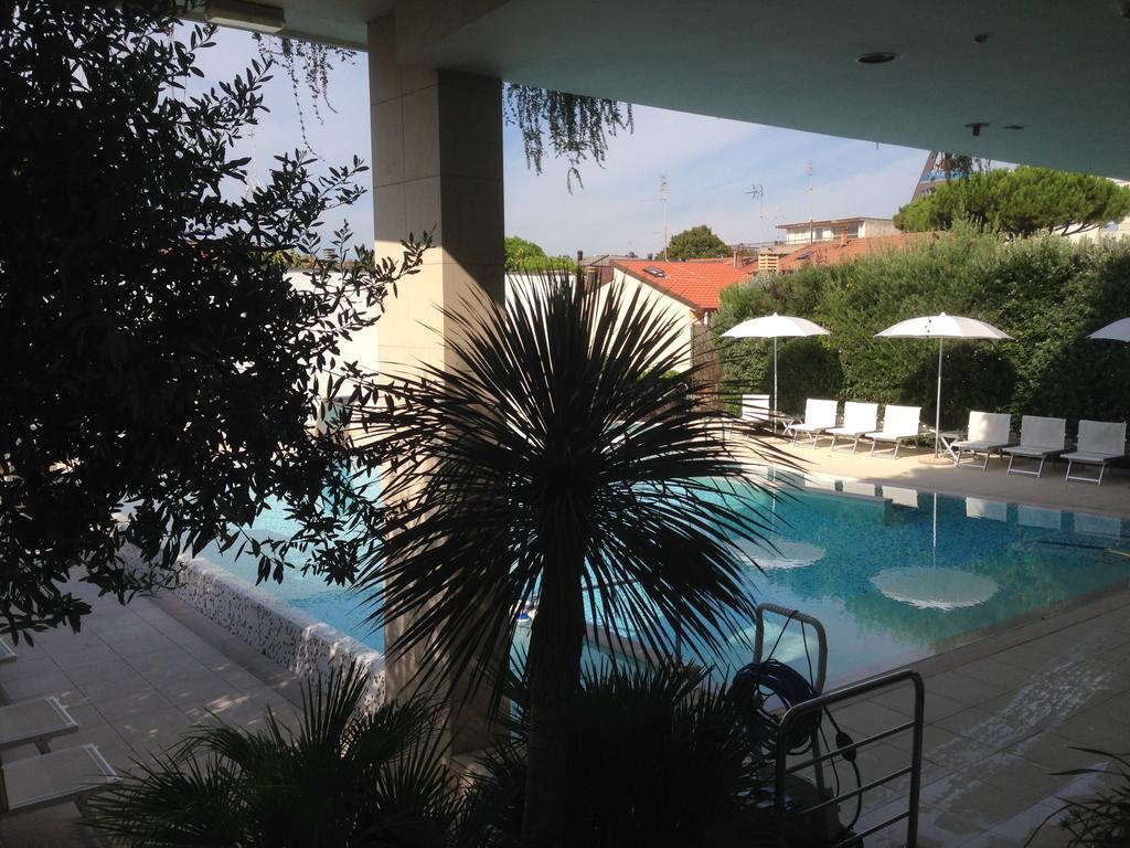 Hotel Byron Rimini Esterno foto