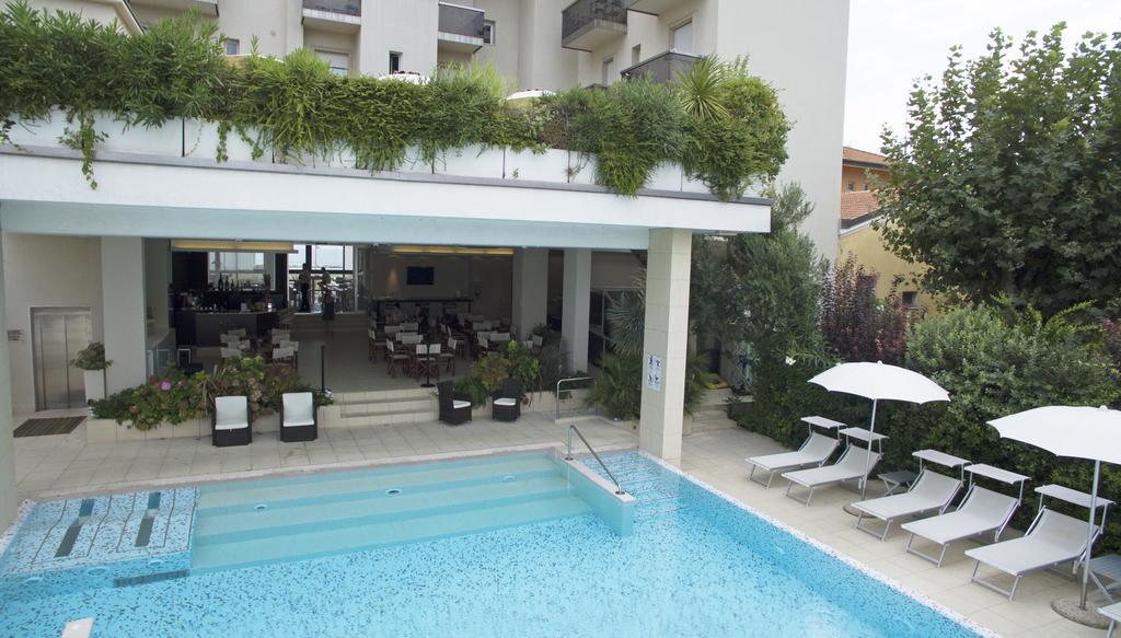 Hotel Byron Rimini Esterno foto