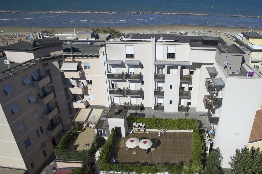Hotel Byron Rimini Esterno foto