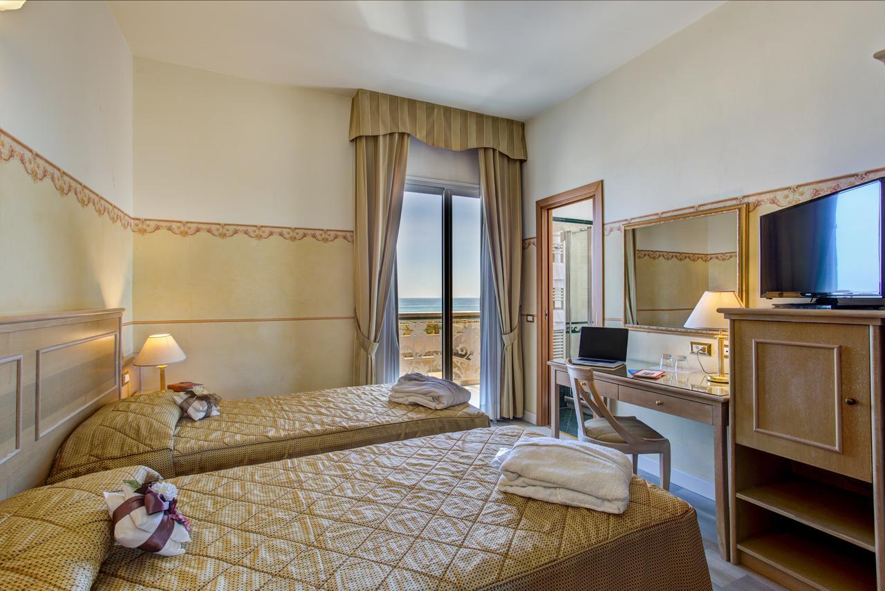Hotel Byron Rimini Esterno foto