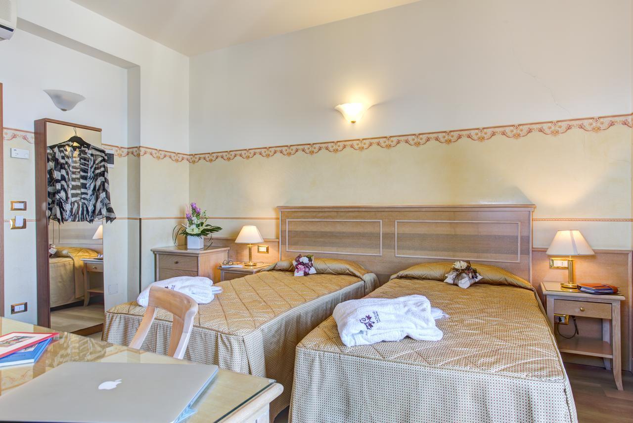 Hotel Byron Rimini Esterno foto