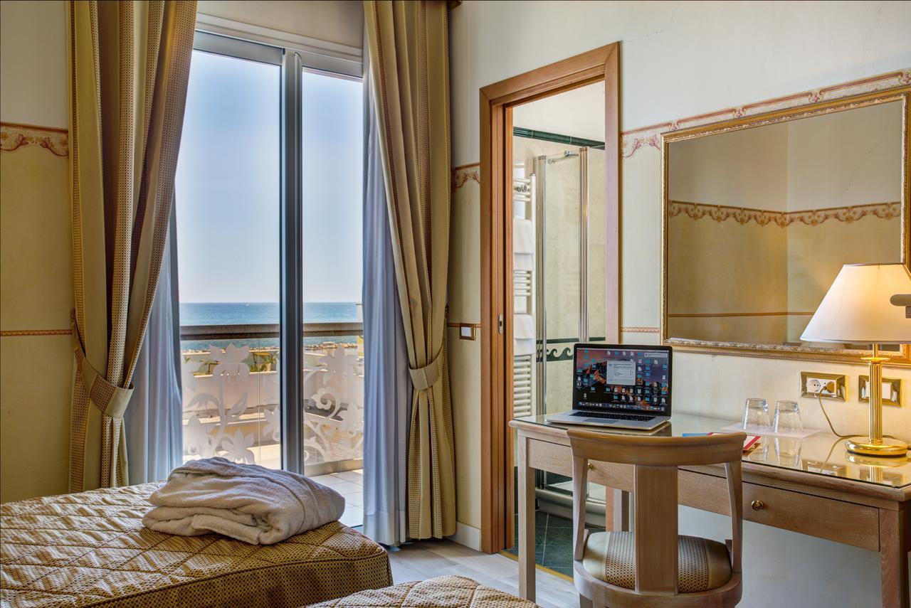 Hotel Byron Rimini Esterno foto