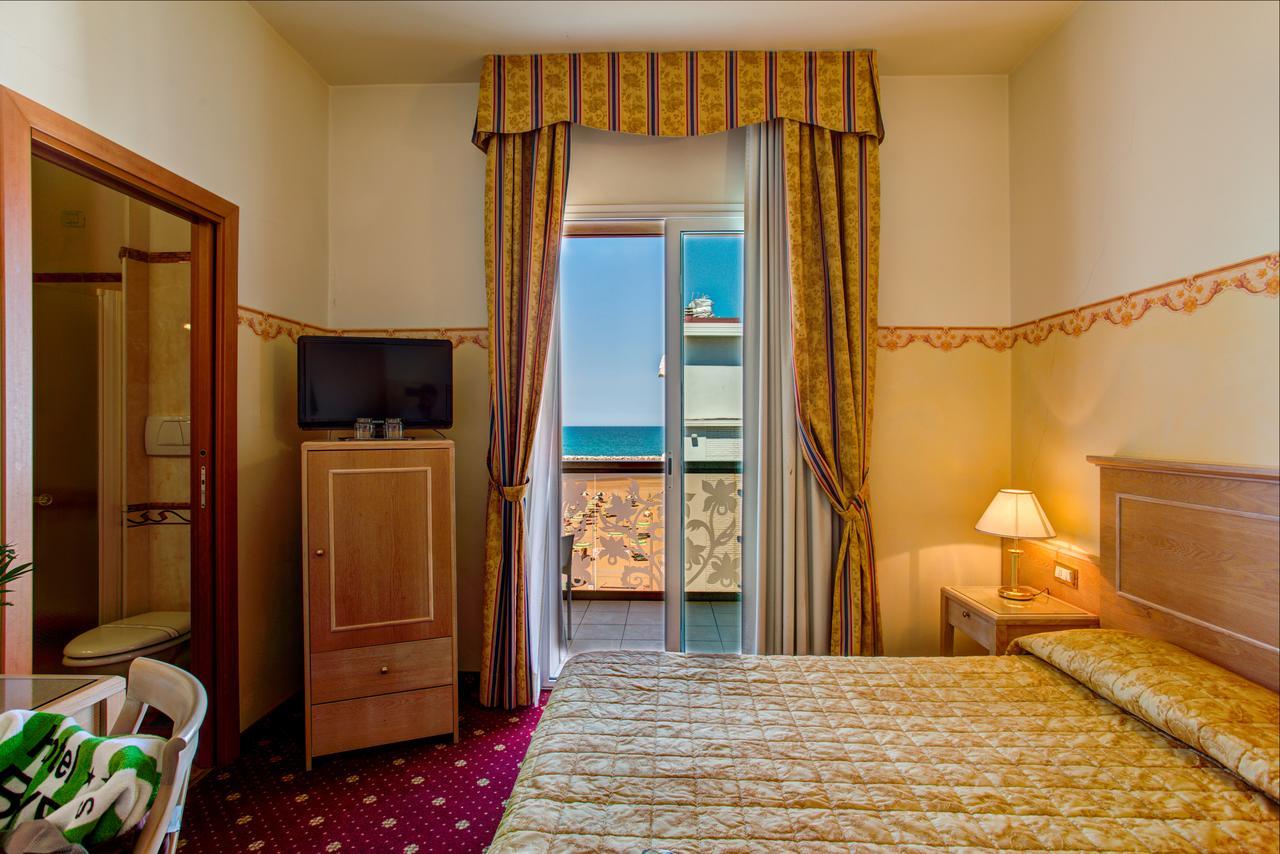 Hotel Byron Rimini Esterno foto