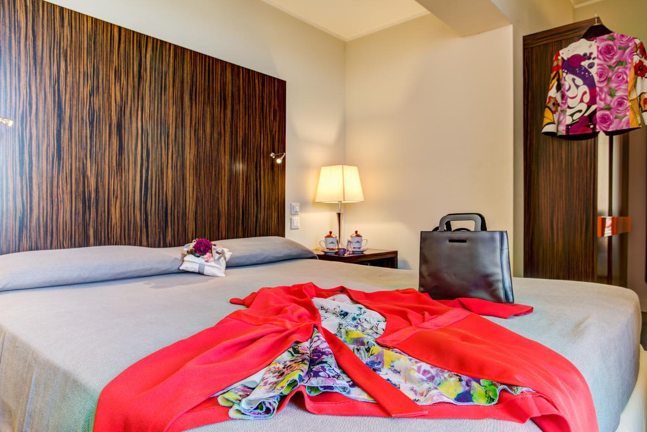Hotel Byron Rimini Esterno foto