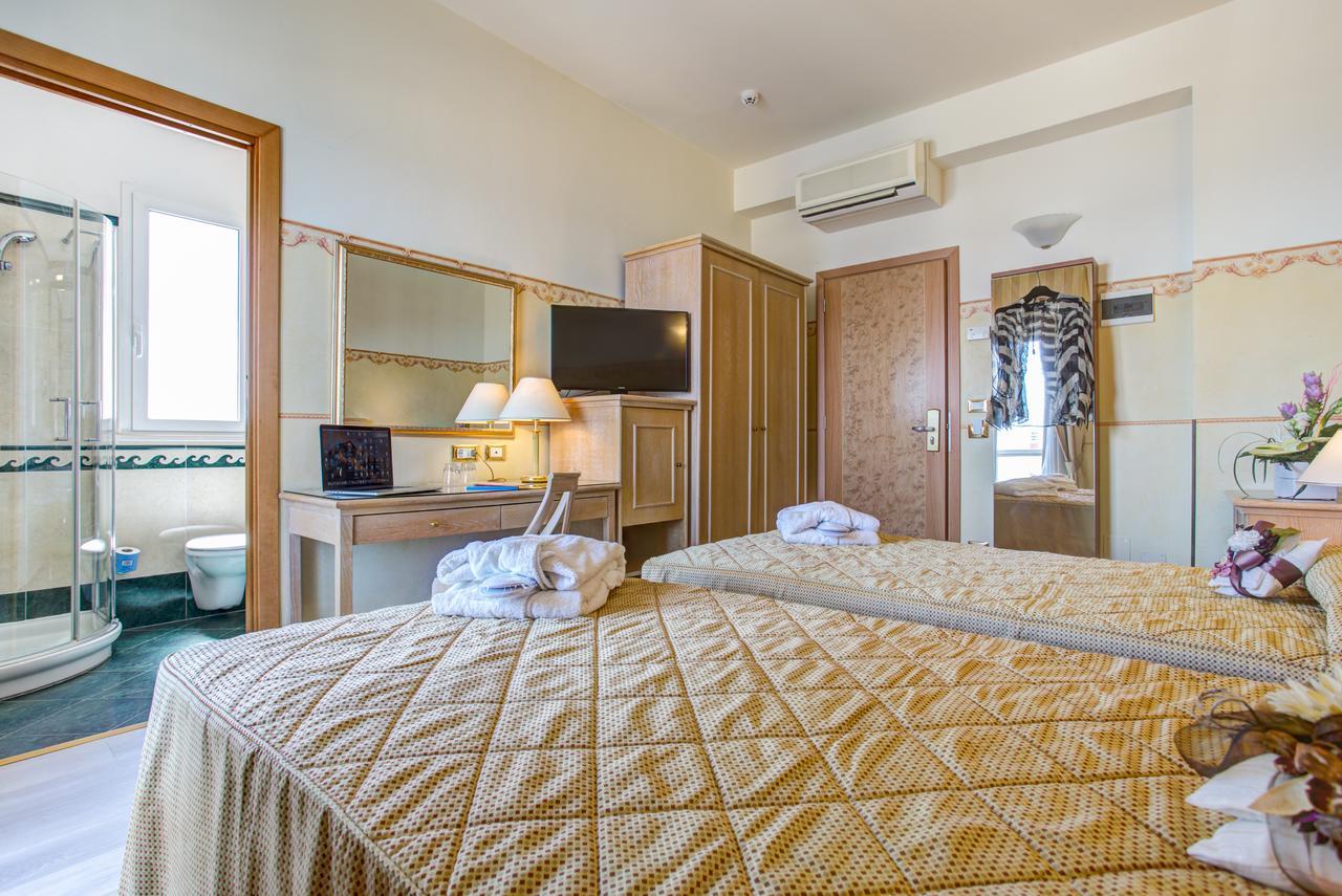 Hotel Byron Rimini Esterno foto