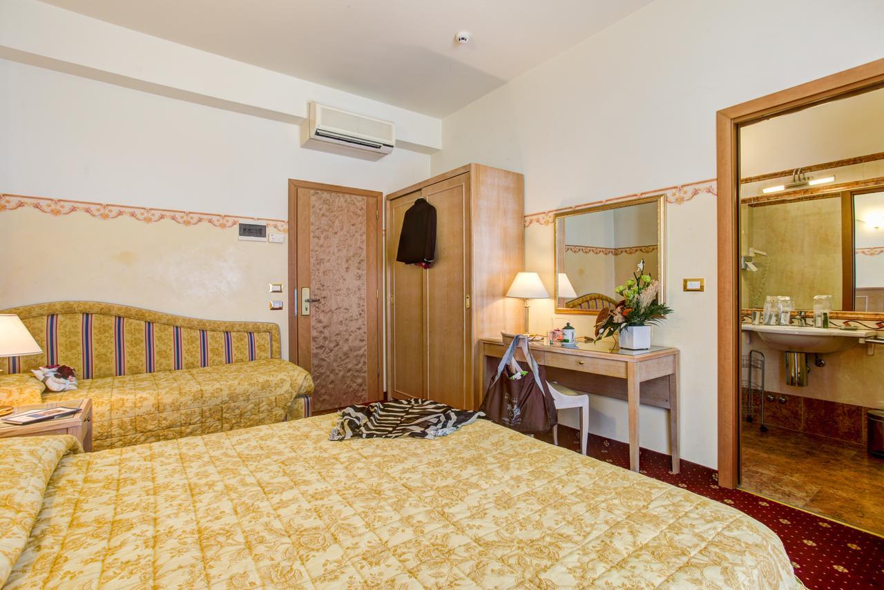 Hotel Byron Rimini Esterno foto