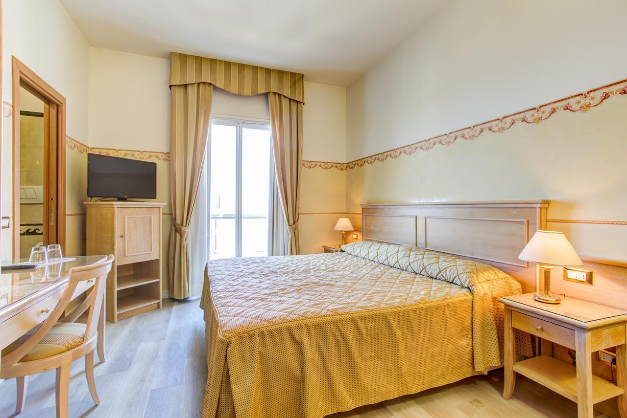 Hotel Byron Rimini Esterno foto
