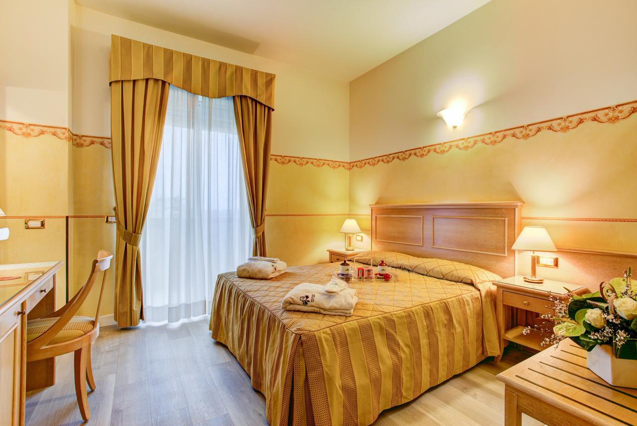 Hotel Byron Rimini Esterno foto