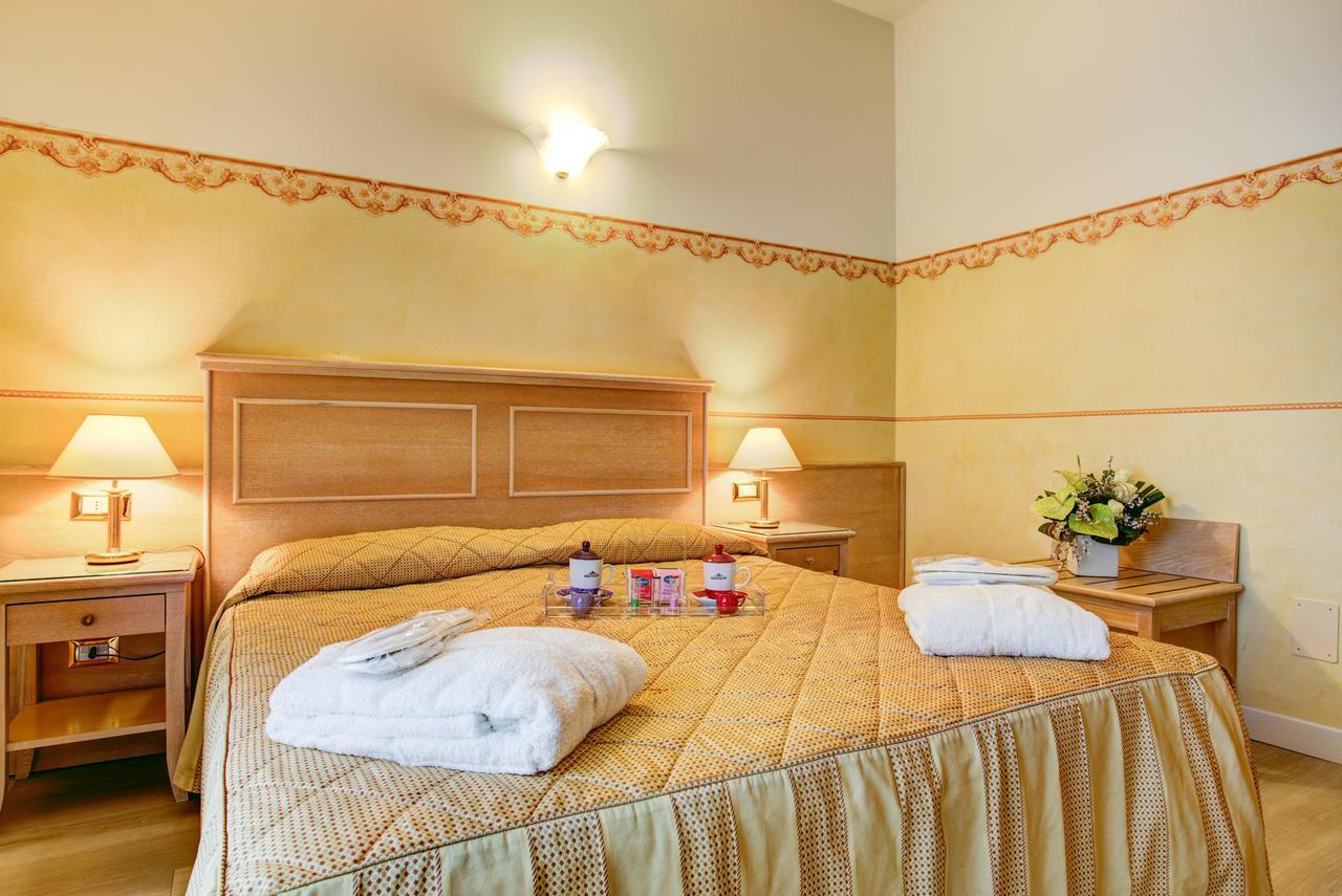 Hotel Byron Rimini Esterno foto