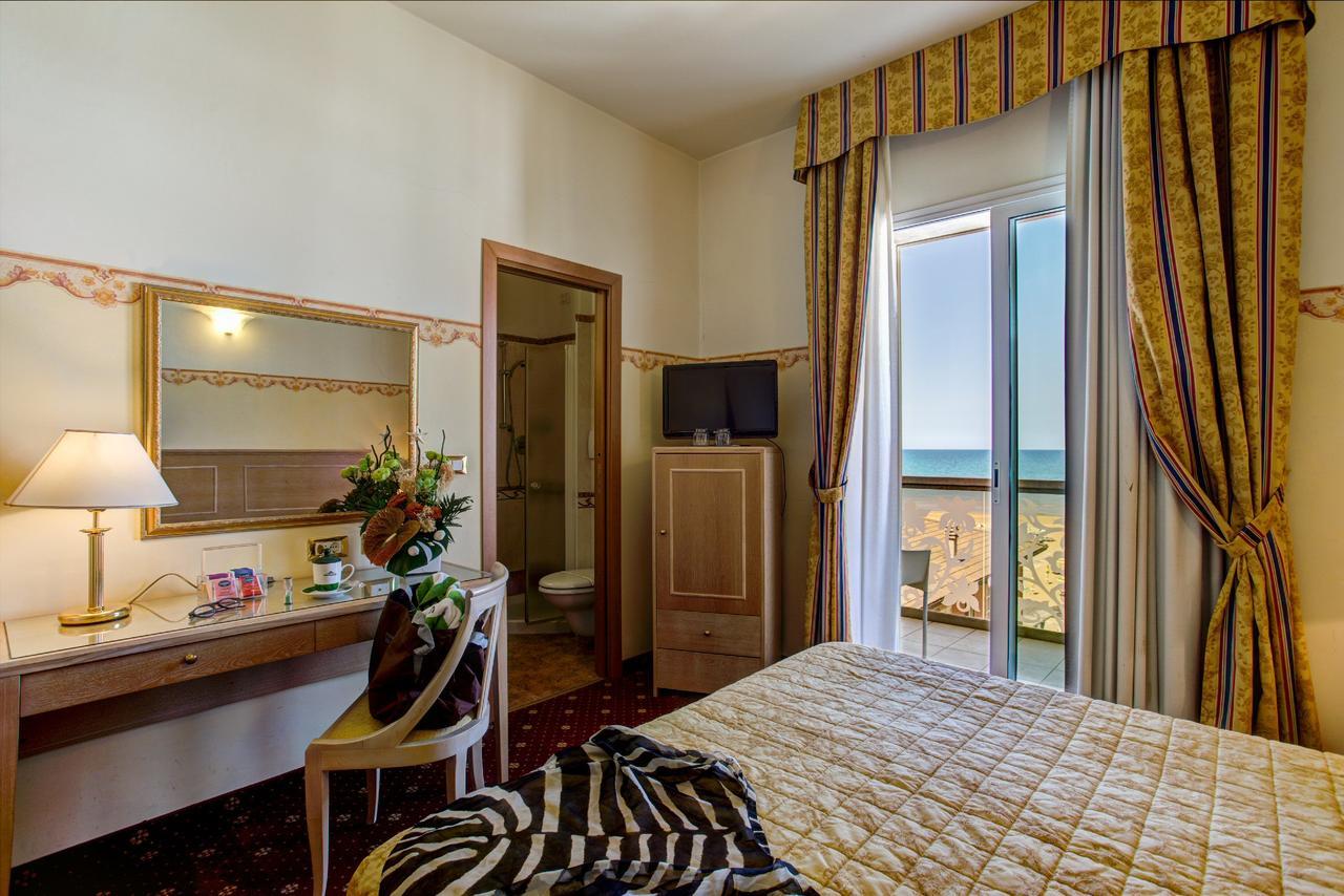 Hotel Byron Rimini Esterno foto