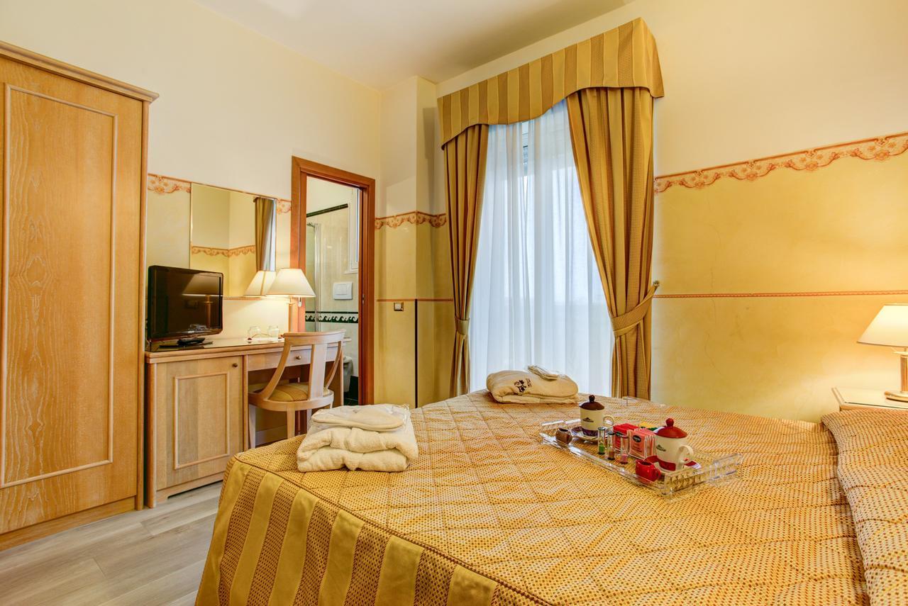 Hotel Byron Rimini Esterno foto