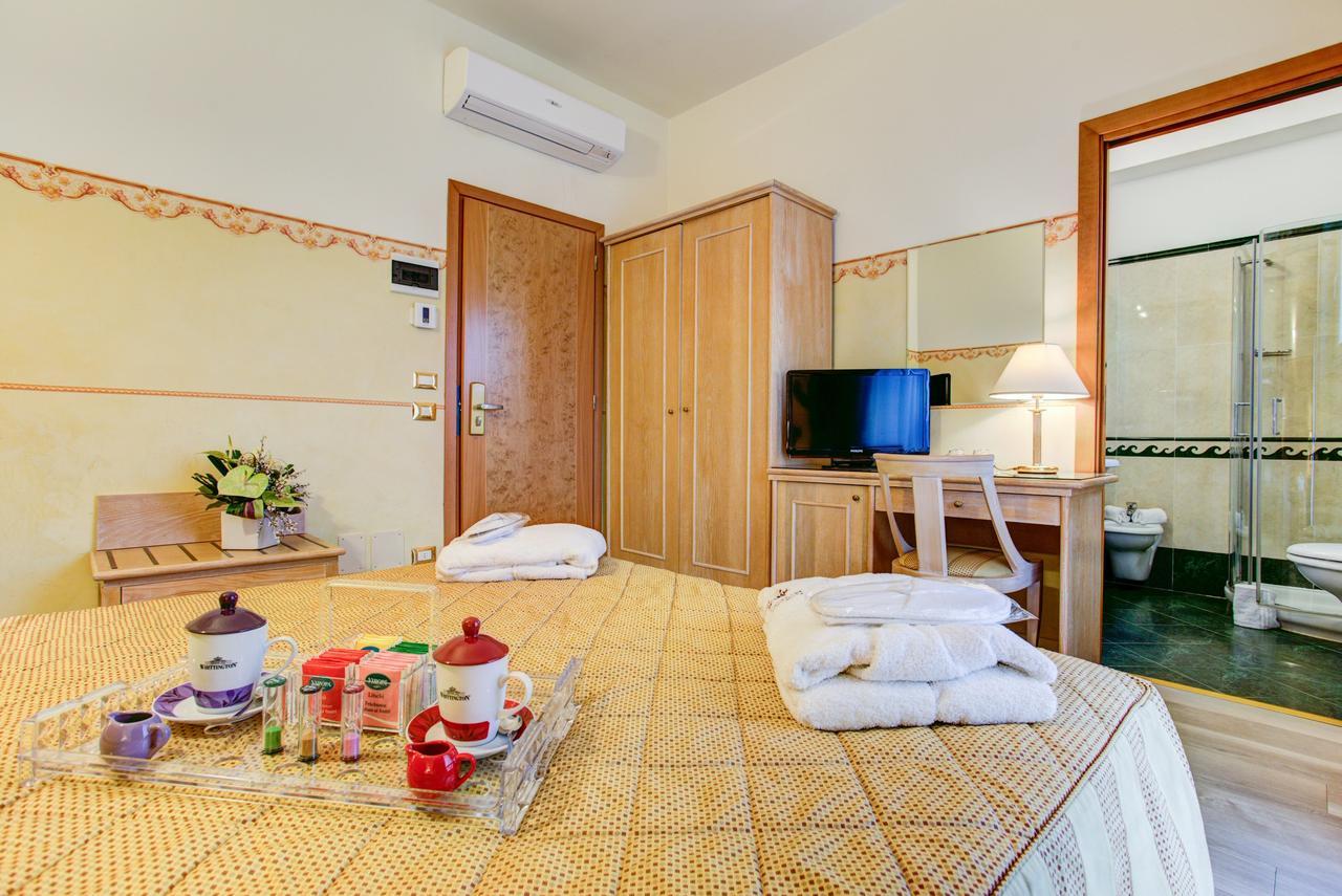 Hotel Byron Rimini Esterno foto